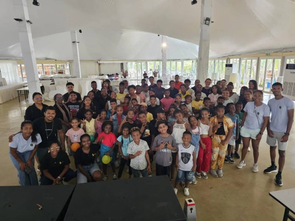 Group photo of children and staff invited to Rêve d’R restaurant by Bella Amigo Group